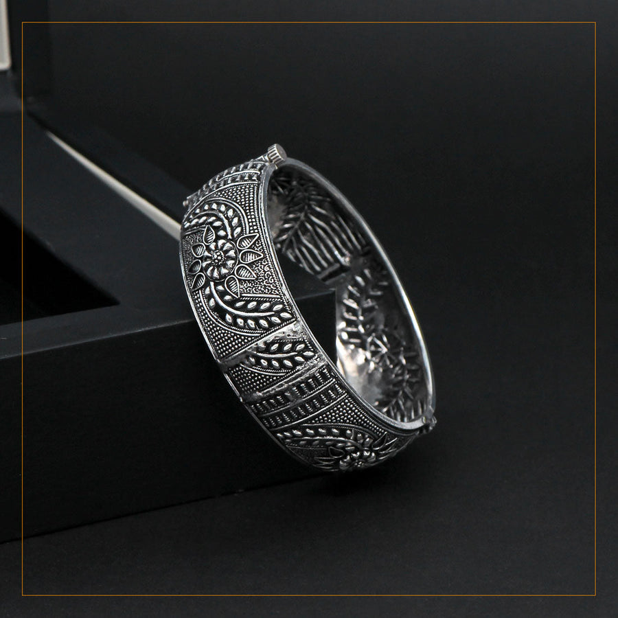 Yami – Wide Oxidized Carved Kada Bangle