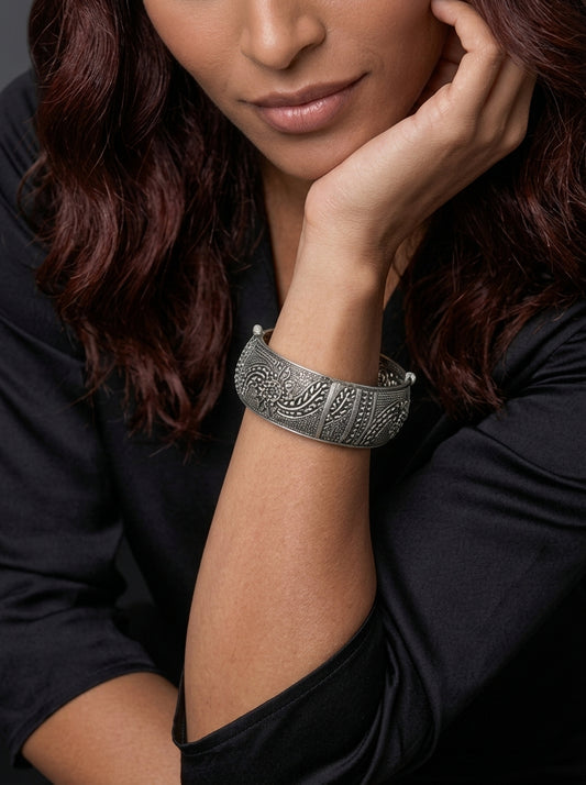 Yami – Wide Oxidized Carved Kada Bangle